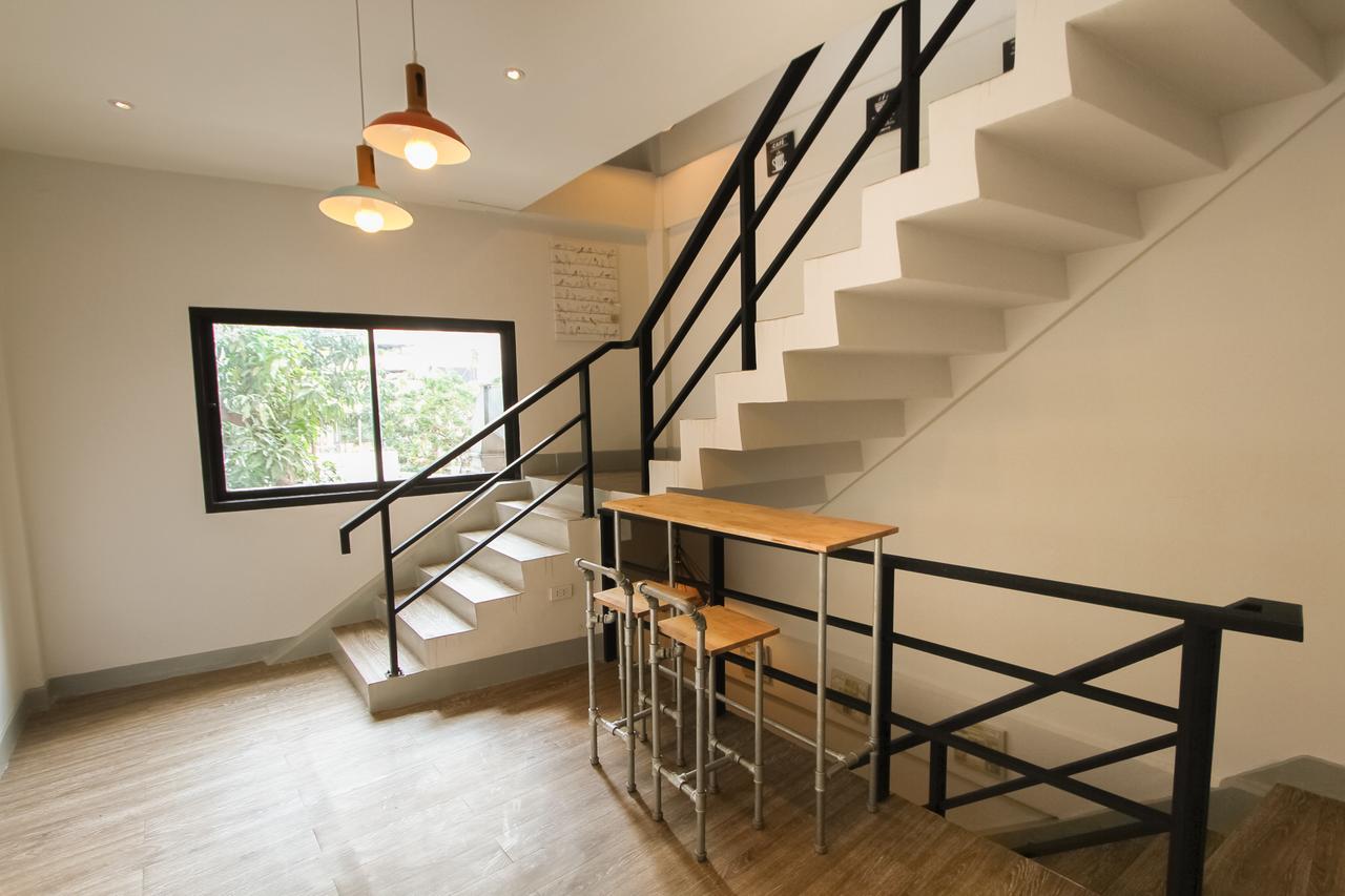 לינה וארוחת בוקר בנגקוק Folk Poshtel Silom מראה חיצוני תמונה