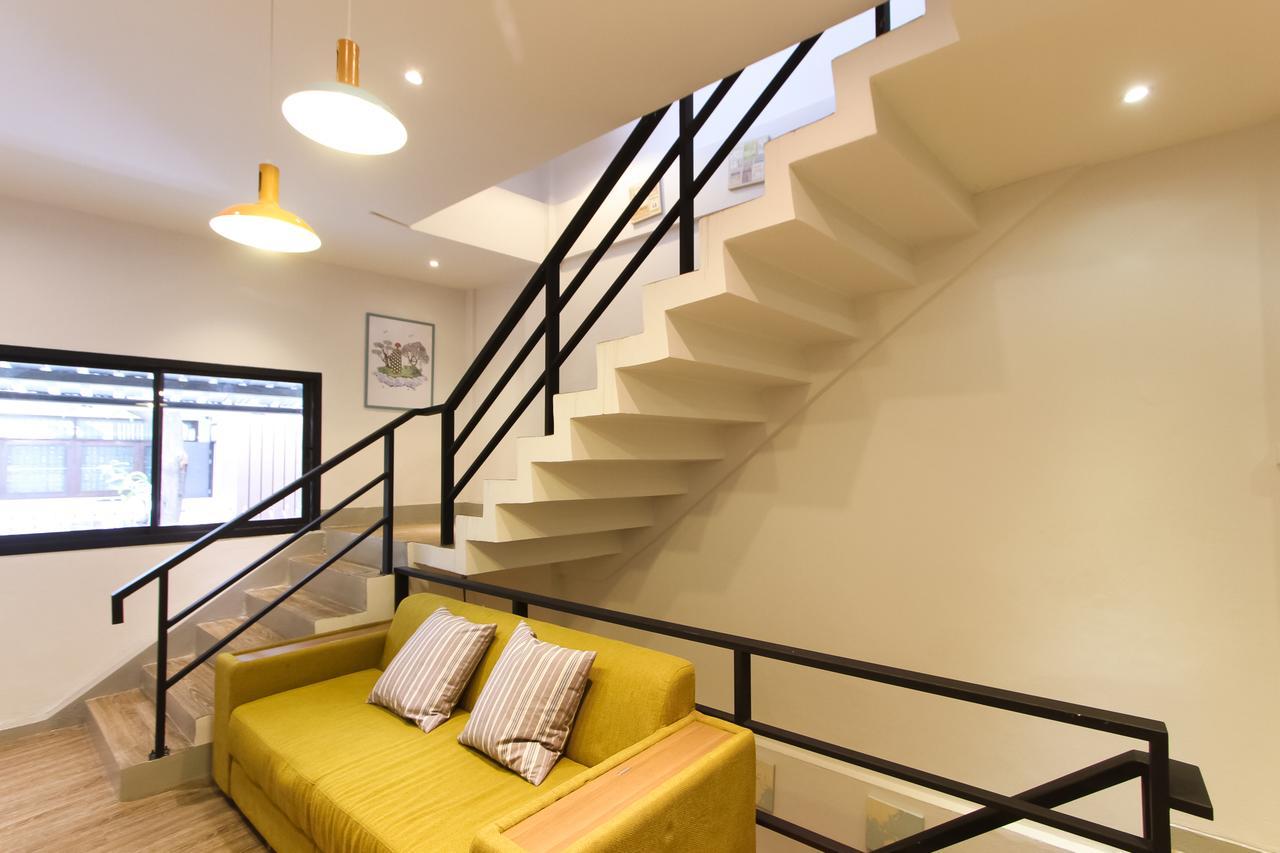 לינה וארוחת בוקר בנגקוק Folk Poshtel Silom מראה חיצוני תמונה