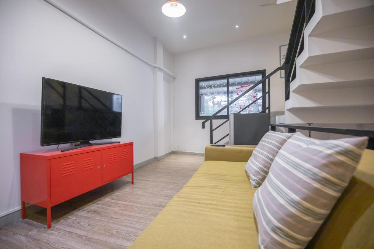 לינה וארוחת בוקר בנגקוק Folk Poshtel Silom מראה חיצוני תמונה